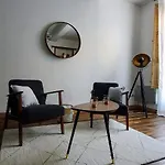 Studio Tres Spacieux Avec Cour, En Plein Coeur De !