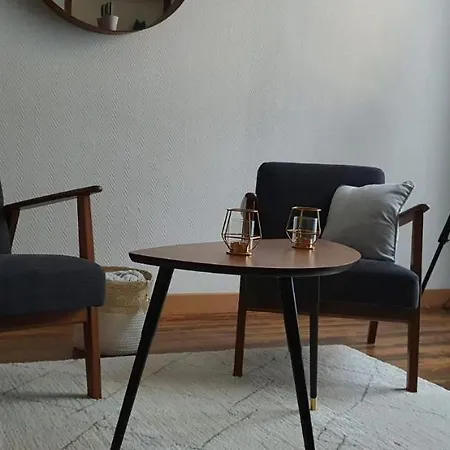 Apartment Studio Tres Spacieux Avec Cour, En Plein Coeur De ! *