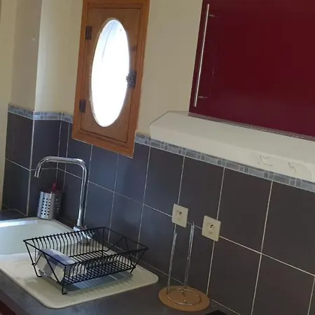 Apartment Studio Tres Spacieux Avec Cour, En Plein Coeur De ! *