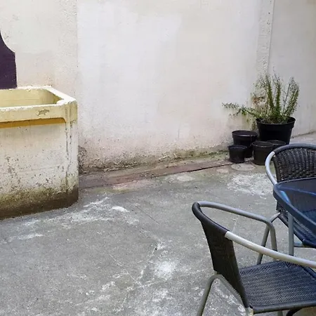 Studio Tres Spacieux Avec Cour, En Plein Coeur De !