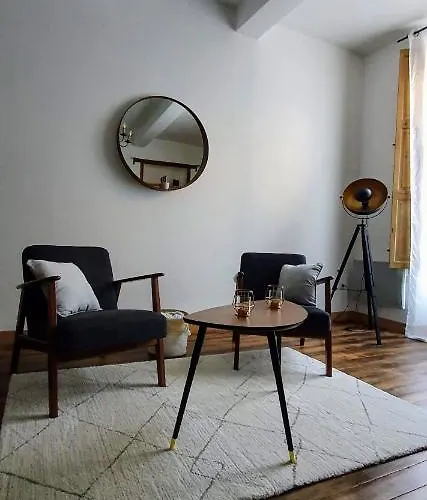 Studio Tres Spacieux Avec Cour, En Plein Coeur De !