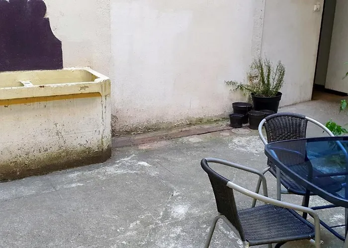 Studio Tres Spacieux Avec Cour, En Plein Coeur De !